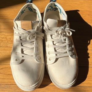 TOMS Travel Lite Low Canvas Lace Up Sneaker. Women’s size 8.5.
